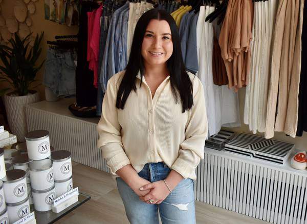 Rachel May se especializó en fotografía de moda en Columbia College Chicago.  Aporta su conocimiento de la moda a su nueva tienda, Boutique Poppy, en el centro de Naperville.