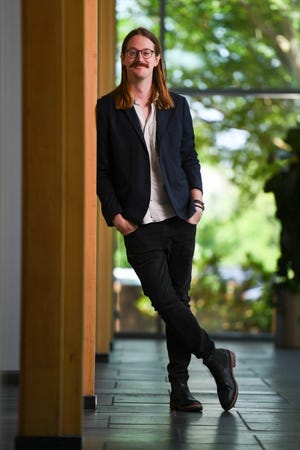 Tyler Prescott, cofundador y director ejecutivo de la Cámara de Comercio LGBTQ+ del norte del estado, posa para un retrato en la Biblioteca Principal de Hughes en Greenville, Carolina del Sur, el lunes 26 de junio de 2023. 