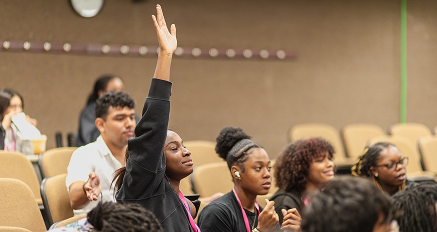 Walton College recibió a estudiantes de secundaria de Arkansas y Texas a través de los campamentos de verano de Business Leadership Academy y Technology Awareness Program a principios de este mes para prepararlos para la vida universitaria.