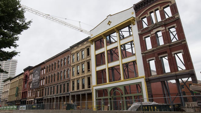 La construcción continúa en las fachadas de los edificios de Whiskey Row a lo largo de Main Street en el centro de Louisville.  28 de abril de 2017