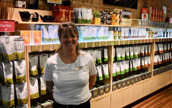 Hay cientos de variedades de té que se venden en Adagio Teas en Naperville, dijo la gerente Laura Sabato.  La empresa los compra a agricultores de todo el mundo.