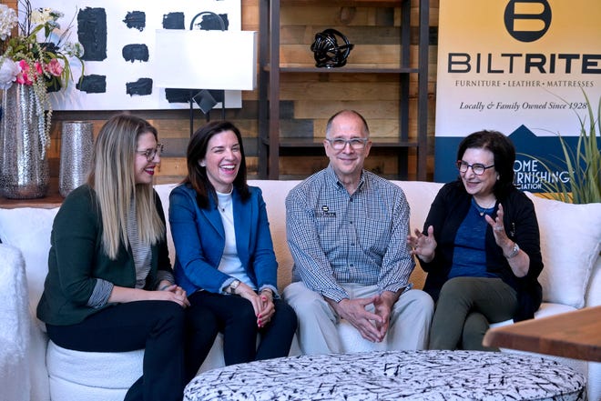 Los miembros de la familia poseen y administran Biltrite, una tienda de muebles en Greenfield, de izquierda a derecha, Sarah K Komisar, Randi K Komisar, Marty Komisar y su esposa Gail Komisar.