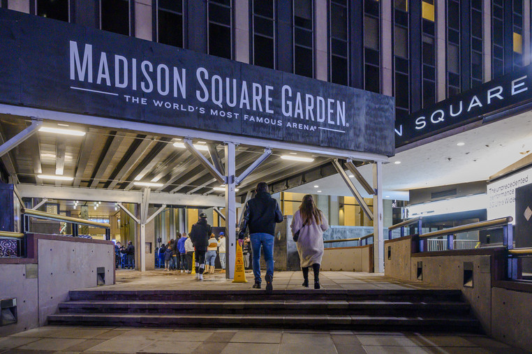 Los fanáticos hacen fila afuera del Madison Square Garden antes de un partido de baloncesto de la NBA.