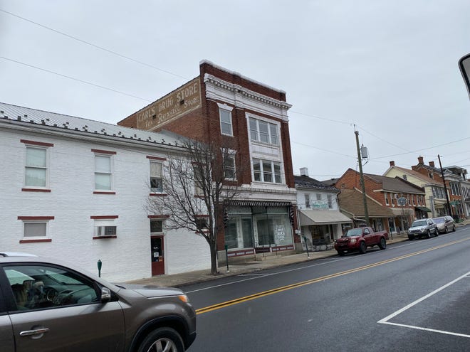 Laura Wallace de 'The Gutsy Podcast' y su esposo, AJ, están renovando el antiguo sitio de Carl's Drug Store en el centro de Greencastle en un centro empresarial conocido como The Aura Building.