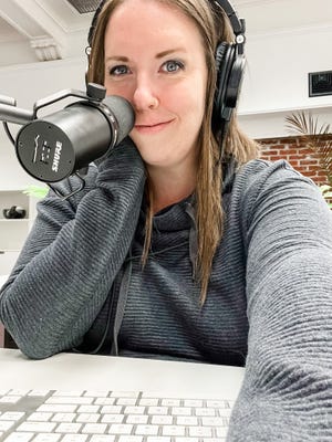 'The Gutsy Podcast' de Laura Wallace de Greecastle, también conocida como LauraAura, es ahora uno de los 100 mejores podcasts de emprendedores y negocios en Apple Podcasts.