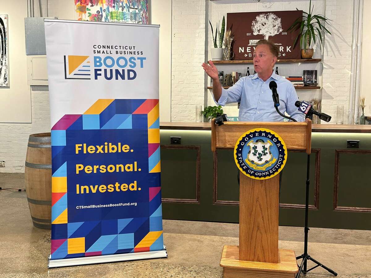 El gobernador Ned Lamont habla en el nuevo espacio para eventos de New Park Brewing, que pudo construirse con la ayuda del nuevo Fondo de Impulso para Pequeñas Empresas del estado.