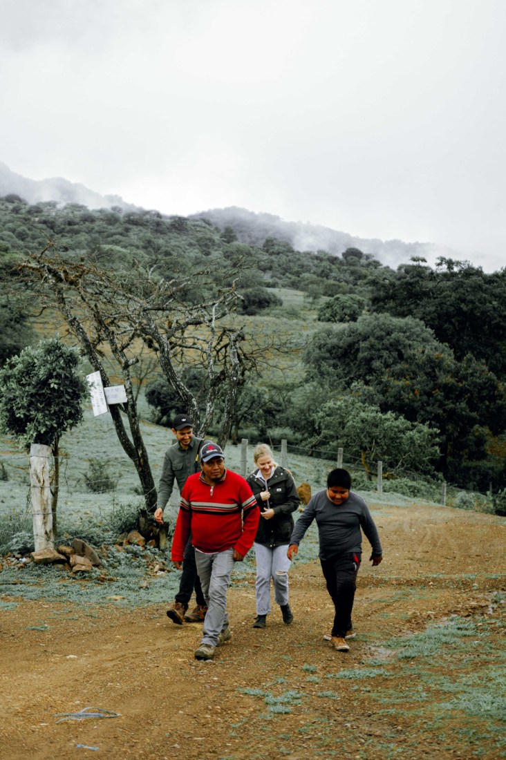 Jessica Pogranyi y Miguel Albarran paseando con dos mexicanos