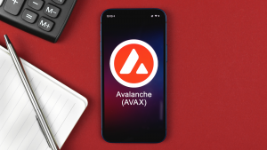 Símbolo AVAX de avalancha.  Comercio con criptomonedas, dinero digital y virtual, banca con concepto de teléfono móvil.  USD-AVAX