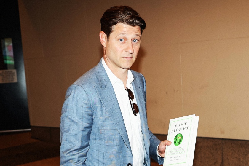 Ben McKenzie escribió un libro criptográfico.