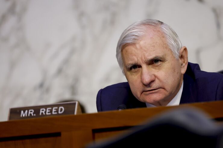 El senador Jack Reed, demócrata de Rhode Island, habla durante una audiencia del Comité Senatorial de Banca, Vivienda y Asuntos Urbanos en Washington, DC, EE. UU., el miércoles 22 de junio de 2022. Fotógrafo: Ting Shen/Bloomberg