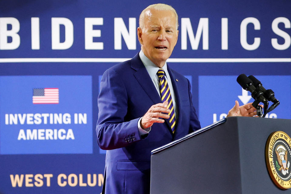 El presidente de los EE. UU., Joe Biden, hace comentarios sobre la economía de los EE. UU. y el esfuerzo de su administración para reactivar la fabricación estadounidense, durante su visita a Flex LTD, en West Columbia, Carolina del Sur, EE. UU., 6 de julio de 2023. REUTERS/Jonathan Ernst