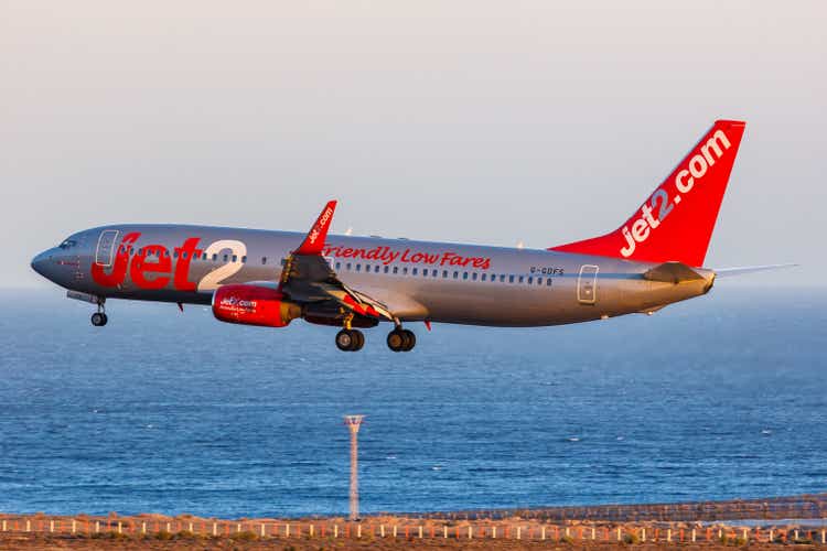 Avión Jet2 Boeing 737-800 en el aeropuerto de Tenerife Sur en España