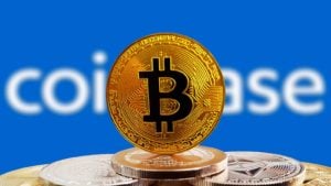 Una pila de fichas de bitcoin delante del logotipo de Coinbase.