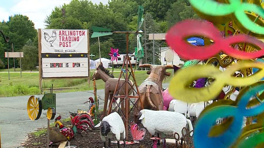 Arlington Trading Post vende arte de jardín y otros artículos para exteriores.  (13 de julio de 2023)