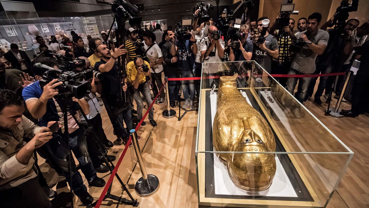 Una fotografía tomada el 1 de octubre de 2019 muestra el ataúd dorado de Nedjemankh, en exhibición en el Museo Nacional de la Civilización Egipcia en El Cairo, luego de su repatriación desde los EE. UU.  (Foto de Khaled DESOUKI / AFP) (Foto de KHALED DESOUKI/AFP a través de Getty Images)