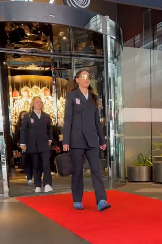 La USWNT sale de su hotel para su primer partido de la Copa del Mundo contra Vietnam luciendo ropa de negocios.