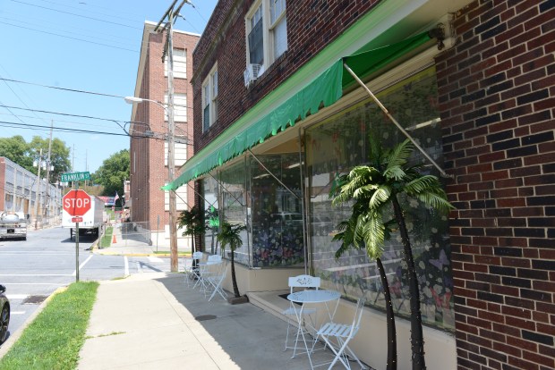 El restaurante Mecca Caribbean and Soul Food en South Second Avenue y Franklin Street en West Reading ha visto una caída importante en su negocio desde la explosión de la fábrica de chocolate Palmer en la siguiente cuadra.  (BILL UHRICH - GRUPO MEDIANEWS)