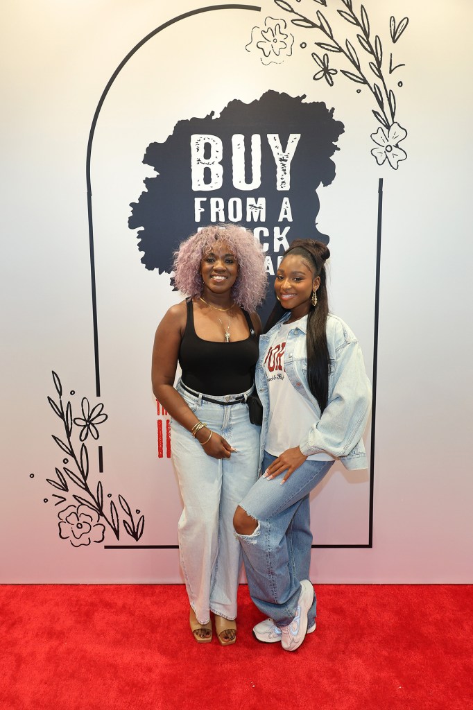 (ID) Nikki Porcher y Normani en la gira Buy From A Black Woman Inspire Tour de H&M el 22 de julio en Los Ángeles.