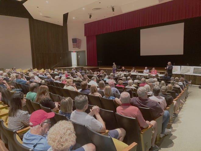 Aproximadamente 100 personas asistieron a una reunión del municipio de Girard el 25 de julio de 2023 en el auditorio de la escuela secundaria de Girard para comentar sobre un parque empresarial propuesto en los municipios de Girard y Fairview.