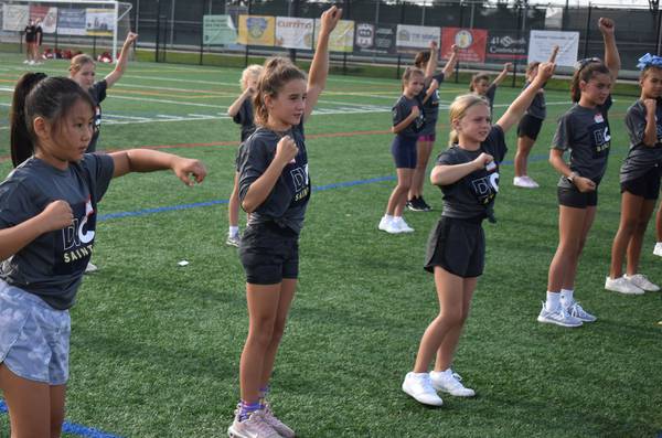 Un grupo de estudiantes de cuarto grado prestó mucha atención durante una sesión de entrenamiento de DuPage Valley Cheer el martes en Knoch Park en Naperville.