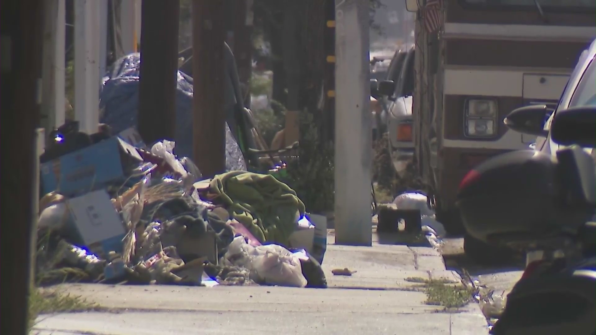 Basura apilada en la acera