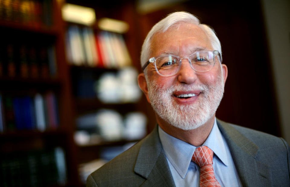 NUEVA YORK, NY - 3 DE SEPTIEMBRE: El juez Jed Rakoff posa para un retrato en su oficina en el juzgado Daniel Patrick Moynihan en Manhattan, Nueva York, el 3 de septiembre de 2013. (Foto de Yana Paskova/Para The Washington Post a través de Getty Images)