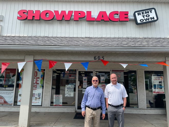 Gary Ferriman (izquierda), presidente de Showplace Rentals, junto a su hijo, Keith Ferriman, vicepresidente ejecutivo de Showplace Rentals.  Los abuelos de Gary eran dueños de negocios.  Gary y su esposa son dueños de negocios y ahora su hijo también está en el negocio.