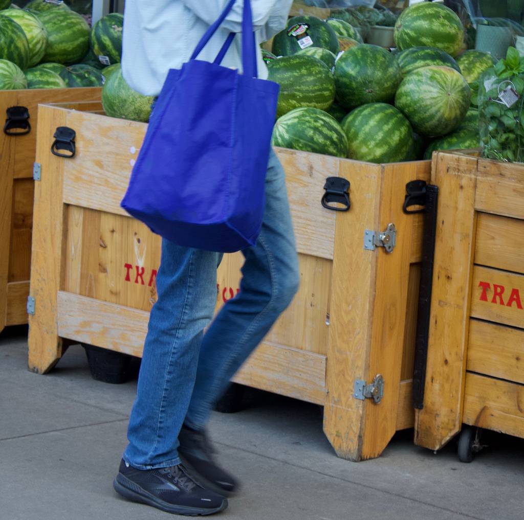 La prohibición de bolsas de plástico de un solo uso en Evanston entró en vigencia el 1 de agosto y muchas personas, como el comprador de arriba afuera de una tienda de comestibles de Evanston, ahora están comprando sus propias bolsas reutilizables.