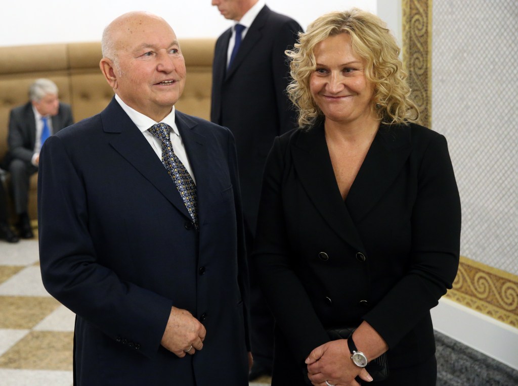 El exalcalde de Moscú, Yuri Luzhkov (izquierda), y su esposa, la empresaria multimillonaria Yelena Baturina (derecha), asisten a la ceremonia de entrega de premios en el Kremlin de Moscú, Rusia, el 22 de septiembre de 2016. 