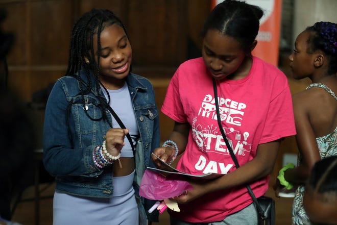 La Academia de Jóvenes Empresarios para jóvenes del área se llevó a cabo en St. Andrews en el campus de Wayne State el 31 de julio de 2023. Los participantes desarrollarán planes de negocios e ideas sobre cómo exhibirlos.  Bailey Cochran, de 13 años, y Gabriella Surles, de 14, ambas de Detroit, revisan los materiales de arte para sus guiones gráficos.