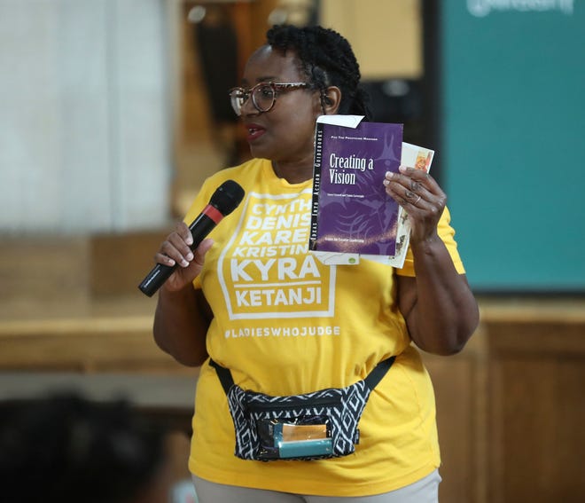 La Academia de Jóvenes Empresarios para jóvenes del área se llevó a cabo en St. Andrews en el campus de Wayne State el 31 de julio de 2023. Los participantes desarrollarán sus planes de negocios e ideas sobre cómo exhibirlos.  Zenell Brown, que dirige Inspirational Minds, trabajó con los estudiantes en la presentación de sus ideas de negocios.