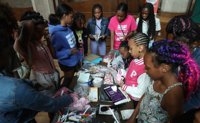 La Academia de Jóvenes Empresarios para jóvenes del área se llevó a cabo en St. Andrews en el campus de Wayne State el 31 de julio de 2023. Los participantes desarrollarán planes de negocios e ideas sobre cómo exhibirlos.  Los estudiantes eligen elementos de los materiales de arte que usarán para diseñar tableros que describan sus ideas.