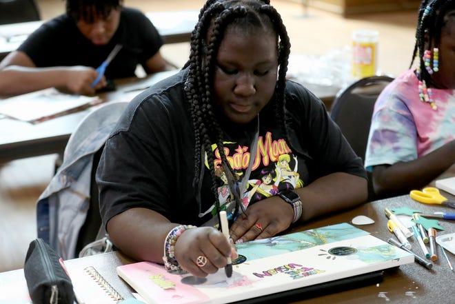 La Academia de Jóvenes Empresarios para jóvenes del área se llevó a cabo en St. Andrews en el campus de Wayne State el 31 de julio de 2023. Los participantes desarrollarán planes de negocios e ideas sobre cómo exhibirlos.  Kendall Witherspoon, de 16 años, de Allen Park, trabaja en su guión gráfico durante la clase.  Ha llamado a su negocio Kendall's Kreationz y venderá productos para el cuerpo y joyas.