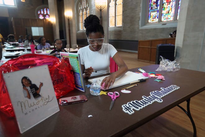 La Academia de Jóvenes Empresarios para jóvenes del área se llevó a cabo en St. Andrews en el campus de Wayne State el 31 de julio de 2023. Los participantes desarrollarán planes de negocios e ideas sobre cómo exhibirlos.  Omaria White, de 12 años, de Detroit, trabaja en su pantalla Mushy Madness durante la clase.