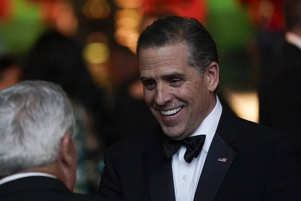 Hunter Biden habla con los invitados antes de que el presidente Joe Biden ofrezca un brindis durante una cena de estado para el primer ministro de la India, Narendra Modi, en la Casa Blanca en Washington, el 22 de junio de 2023. (AP Photo/Susan Walsh)