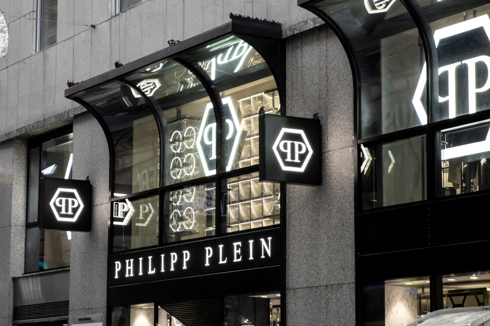 El escaparate de la tienda Philipp Plein que vende ropa de lujo en Viena