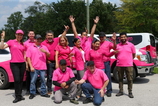 Los miembros del equipo de Pink Team Cleaning Services toman una nueva foto para las redes sociales, el viernes 18 de agosto de 2023, en Lafayette Ind.