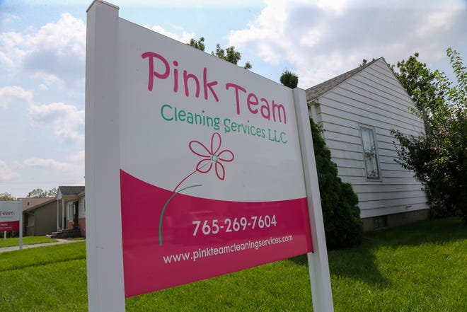 Una foto del letrero de Pink Team Cleaning Services, el viernes 18 de agosto de 2023, en Lafayette Ind.