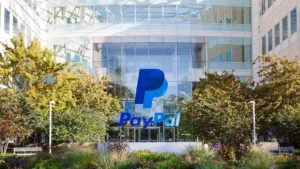 El logotipo de PayPal se superpone a la foto diurna del edificio corporativo