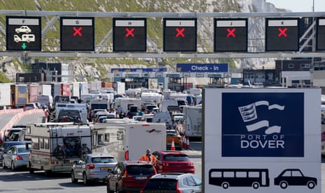 Cola de vehículos para transbordadores en el puerto de Dover, Kent.