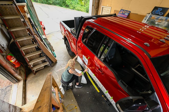 Raychel O'Donoghue, propietaria de Lexington Signs & Graphics, diseña letras en una camioneta comercial dentro de su tienda en Burlington, el 21 de agosto de 2023.