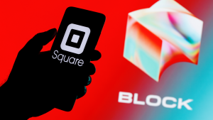 Square, Inc. cambia de nombre a Block (SQ).  Teléfono inteligente con el logotipo de Square en la pantalla en la mano sobre el fondo del logotipo de Block.