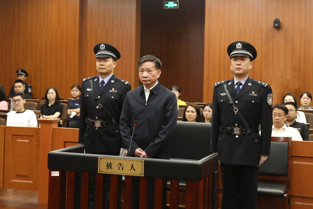 Yi Xiao en espera de sentencia por cargos de corrupción y abuso de poder (Tribunal Popular Intermedio de Hangzhou)