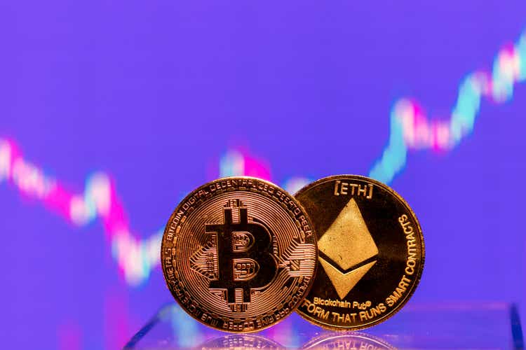 Criptomoneda bitcoin y moneda ethereum mostradas en gráficos de acciones con cotizaciones de mercado