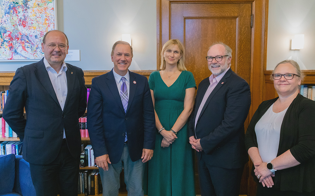 El director de la Escuela de Negocios de Cracovia, Piotr Buła, el presidente de la Universidad Clark, David Fithian, la profesora de KSB Katarzyna Sanak-Kosmowska, el decano de la Escuela de Estudios Profesionales, John Labrie, y la decana adjunta Amy Daly Gardner.