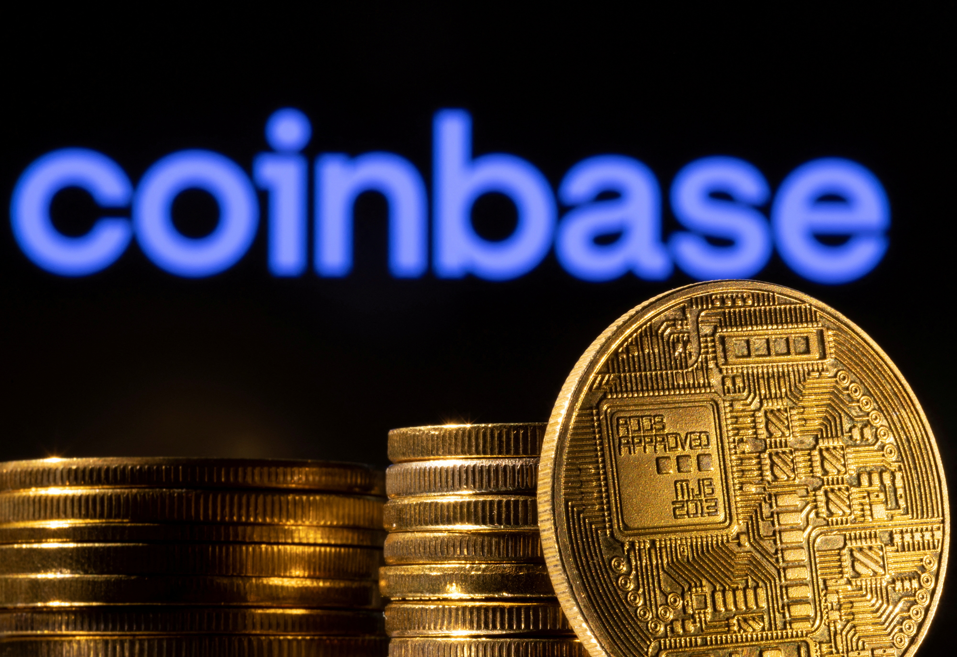 La ilustración muestra una representación de la criptomoneda y el logotipo de Coinbase