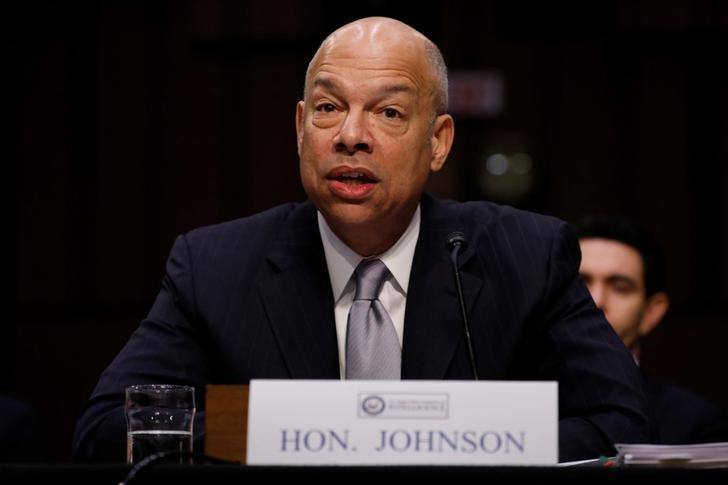 El exsecretario de Seguridad Nacional, Jeh Johnson, testifica ante el Comité de Inteligencia del Senado sobre la seguridad electoral en el Capitolio de Washington.