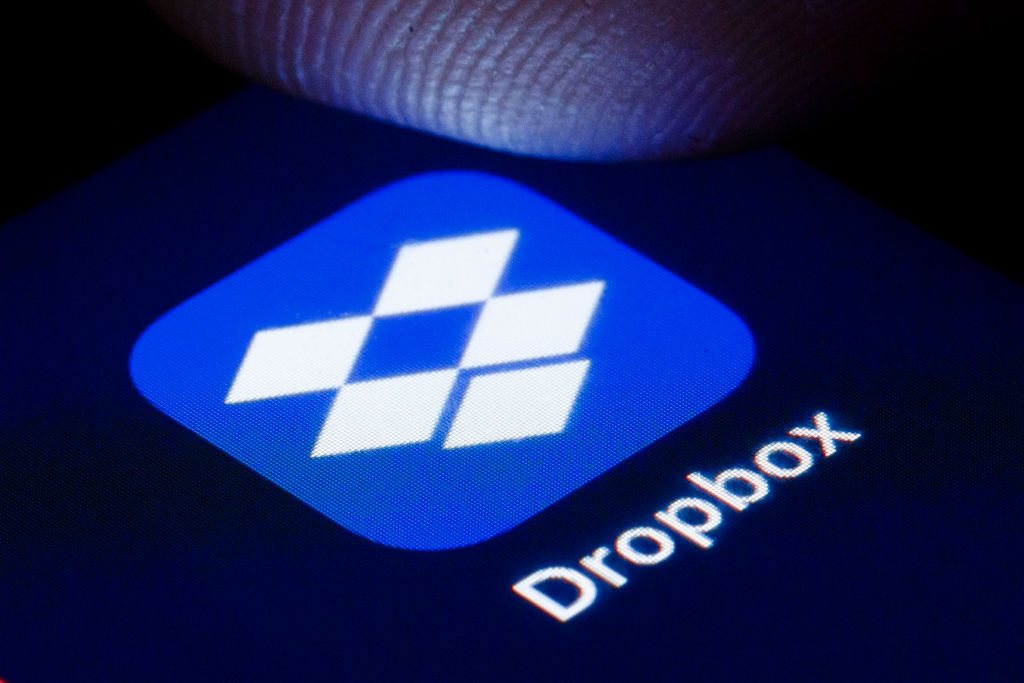 El logo del servicio de alojamiento de archivos Dropbox se muestra en la pantalla de un teléfono inteligente