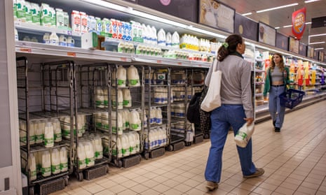 Los clientes compran leche en el supermercado Sainsbury's de Londres el 14 de agosto.