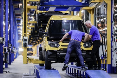 Trabajadores de la planta y línea de producción de automóviles de Neapco, en Alemania.